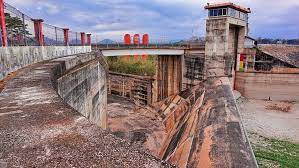 Dibangun oleh pemerintah indonesia dari tahun 1961 sampai tahun 1972 dengan konsultan disain nippom koei. 10 Gambar Bendungan Karangkates Malang Sejarah Misteri Waduk Ir Sutami Jejakpiknik Com