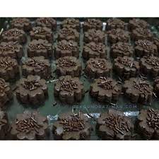 Bahannya hanya 3 bahan dan kaedahnya hanya double boil untuk cairkan coklat coin dan butter pastu masukkan almond , sudukan dalam paper cup, tunggu sat coklat mengeras dan dah boleh dihidangkan. Resepi Biskut Coklat Rice Sukatan Cawan Cikgu Norazimah