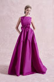 Estos vestidos de fiesta tienen unos diseños casuales y modernos. Www Carolinaherrera Com Vestidos De Fiesta Largos Vestidos De Fiesta Vestidos Boda De Dia