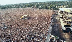 Metallica playing enter sandman live at monsters of rock in russia 1991 crowds wheir estimated between 750000 and 1500000. This Crowd At The Metallica Concert In Moscow From 1991 9gag