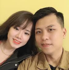 What is your favorite exercise for building the glutes? Squats or hip  thrusts? Dr. @bretcontreras1 showed that hip thrusts (glute bridges, glute  thrusts) activate the glutes MORE than squats. This is in