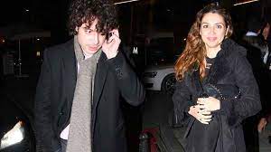 Ankara üniversitesi siyasal bilgiler fakültesi i̇şletmecilik bölümü'nü bitirdi. Yasadigi Asklarla Gundemden Dusmeyen Muhalif Ozgur Mumcu Ve Yeni Saclari Onedio Com