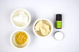 Natürliche produkte wie kokosöl, honig, bienenwachs zu beginn das bienenwachs und die kakaobutter in eine hitzebeständige schüssel geben und unter ständigem rühren im heißen wasserbad die zutaten zum schmelzen bringen. Lippenbalsam Selber Machen Schnellrezept Mit Naturlichen Zutaten Utopia De