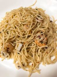 Panaskan minyak zaitun, tumis bawang putih sehingga kekuningan. Resepi Aglio Olio Seafood Mudah Dicuba Sangat Sedap Rasanya Wanita Ni Kongsikan Caranya Yang Cukup Simple Keluarga