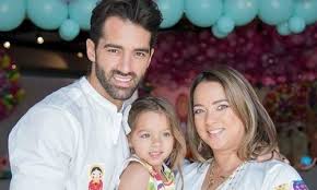 Y acompañó la publicación con un tierno mensaje donde. Toni Costa Muestra Impactante Foto Del Recuerdo Del Embarazo De Adamari Lopez Adamari Lopez Instagram Michelle Renaud