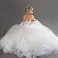 Das lange kleid hat einen wunderschönen, leichten, glatten und fließenden softtüll und eine schleppe hinten. Eine Corsage Zur Hochzeit Das Verfuhrerische Dessous Weddyplace