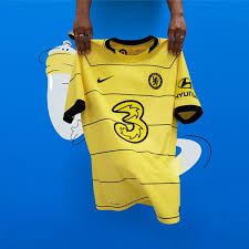 The big modern crew collar is black in the rear and yellow in the front, the sleeve cuffs are black. Soccerbible