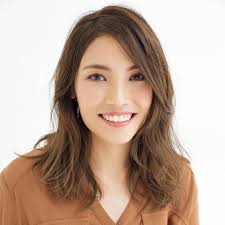 小顔効果もあり ぺったり前髪はサイドに流れる外巻きパーマで動きをプラス 40代のロングヘア ロングヘア パーマ 前髪 ロング
