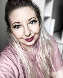 Lora Purdy's Instagram, Twitter & Facebook