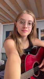 Kdo taky miluje tuhle pisnickuu?😍🦋 #shutupanddance #walkthemoon #singing  #guitar #guitarlooper #looper #musican #czechgirl #cz #foryou #fypシ #protebe