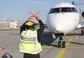 An Aircraft Marshaller Fotografi Langit Fotografi