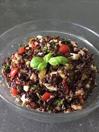 Ho combinato il farro con verdure, come fagiolini, pomodorini e cipolla di tropea e ho impreziosito il gusto con scaglie di grana padano dop, una fonte di proteine, calcio e fosforo ad alto. Insalata Di Riso Venere Saporita In Cucina Ci Pensa Simo