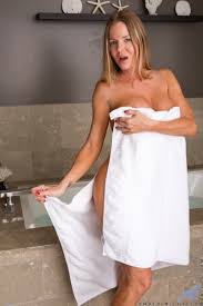 Voluptuous and gorgeous stripper masturbating livecam. Hot Blonde Milf Drops Her Towel To Reveal Round Big Tit Masturbates In Tub Pornobucket