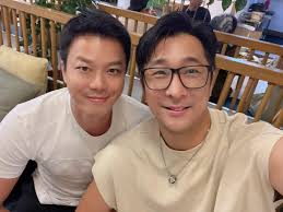 我们认识25年，依旧乘风破浪！ 祝愿一切顺利呀！处处安康、 #乘风破浪的uncle