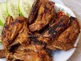 Gurih dan pedas saja menu ayam panggangnya. Foto Ayam Panggang Kampung Gambar Wallpaper Foto