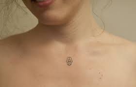 On The Wrist Tho Tatuaje De Mano Hamsa Tatuaje Hamsa Tatuajes Minimalistas