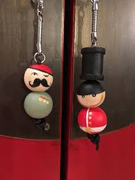 Des Portes Clefs Des Portes Clefs Partout Porte Clef Poupees De Pince A Linge Decorations De Perles