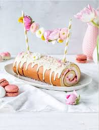 Bei uns finden sie alles, was sie benötigen, um ihre eigene, ganz individuelle tortendekoration herzustellen. Biskuitrolle Mit Blumengirlande Verzieren Torte Biskuitrolle Fruhling Spring Log Cake Classic Cake Baking Sweet