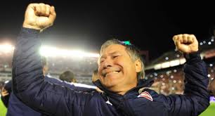 Así lo confirmó su representante, fernando hidalgo, y el propio dt a través de una carta dirigida a los hinchas que publicó en las redes sociales. Ariel Holan No Tuve Las Aptitudes Para Jugar En Independiente Pero Ahora Lo Estoy Disfrutando Como Entrenador Marketing Registrado La Comunidad Del Marketing Deportivo