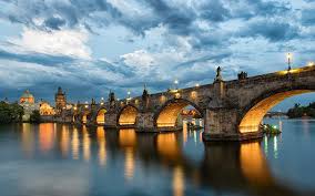 Sie führt von der altstadt zur neustadt von prag über die moldau. Prag Karlsbrucke Tschechien Moldau Abend Lichter 1920x1200 Hd Hintergrundbilder Hd Bild