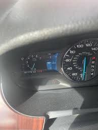 Alguien sabe que pudiera ser me aparece revisar sistema de carga ya  desconecte la batería y se apaga la camioneta cabe mencionar que el  alternador es Nuevo