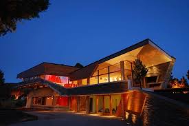Expressive Vacation House Composed Of Surprising Geometric Volumes House Architecture Amazing Buildings