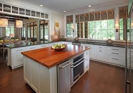 Cucina Bianca Con Isola Centrale In Forma Rettangolare E Piano Di Lavoro In Legno Kitchen Layout Kitchen Design Small Wooden Countertops Kitchen