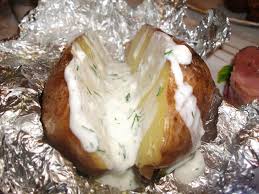 Se inteapa de cateva ori in diferite locuri pentru a nu pocni cand se coc. Cartofi Copti In Folie Cu Sos De Iaurt Si Marar