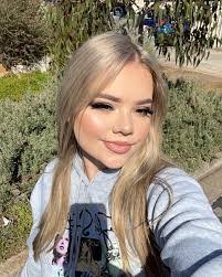 Alyssa Lyons's Instagram, Twitter & Facebook