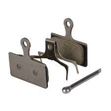 Un frein à disque est donc un système relativement simple, mais les contraintes liées au vtt en font un point à ne pas négliger : Shimano Plaquettes Frein A Disque Vtt Organiques Shimano G02a