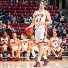 En agosto de 2011, deck asistió al campamento de baloncesto sin fronteras celebrado en río de janeiro, brasil. Daniel Amigo El Estadounidense Que Quiere Jugar En La Seleccion Argentina El Grafico
