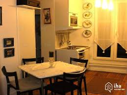 Installez de jolies tablettes murales dans votre salon pour y disposer votre déco. Location Appartement A Paris 5eme Arrondissement Iha 62834