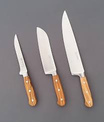 I coltelli professionali macellaio a marchio due cigni sono ideali per permettervi di lavorare con comodità su pezzi di carne di vario tipo, e sono coltelli anche. Set Coltelli Chef Cucina Manico Olivo Due Buoi Knives