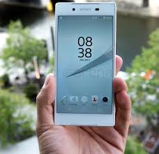 Large plates of black glass, metal edges and a sheer, cool, thin, minimal feel that's hard to find anywhere else. Sony Xperia Z5 Hands On First Impressions
