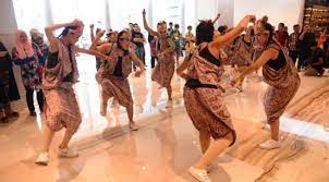 Ide gerak diciptakan sang koreografer yang mengembangkan gerak dari gerak tari tradisional rakyat. Sebutkan Lima Koreografer Tari Kreasi Yang Kamu Ketahui Coba Sebutkan