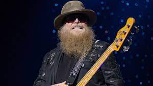 Dusty hill, bassiste historique du groupe de rock américain zz top, est mort à 72 ans. Rlh0 Zgyazybrm