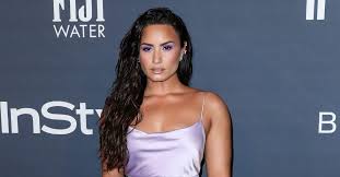 »det sidste halvandet år har jeg lavet en del helende og selvreflekterende arbejde. Demi Lovato Comes Out As Non Binary