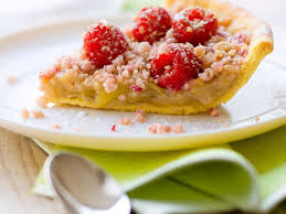 Decouvrez La Recette Tarte A La Rhubarbe Et Aux Framboises Facon Crumble Sur Cuisineactuelle Fr Tarte Rhubarbe Rhubarbe Recette Tarte