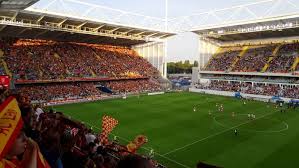 Tickets for rc lens league matches (ligue 2) range from 10 euros behind the goals to 30 euros in the centre of the lens only has a population of 36011 yet it has a stadium with a capacity of 41233. Rc Lens Rc Lens London