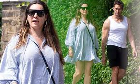 Model and tv presenter kelly brook says that just like with jennifer aniston, people judge her for not having kids, but she reveals that it's not a choice and she has tried but so far without success. Kelly Brook Enjoys A Romantic Stroll With Boyfriend Jeremy Parisi Flipboard