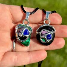 Gros plan sur un collier amulette