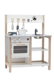 kinderspielkuche aus holz mit zubehor von kids concept cuisine en bois jouet cuisine bois cuisine blanche et bois