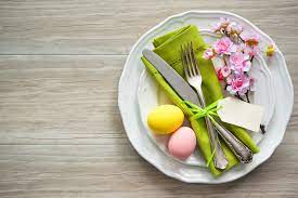 Servire il tavolo pasquale con piatti gustosi primo piano. Idee Per Decorare La Tavola Di Pasqua Mammeacrobate