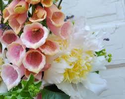 East To West Spring Wedding Flowers Guide Wedding Flower Guide Wedding Flowers Spring Wedding Flowers