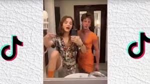 Fanáticas de la moda, tiktok tiene un lugar especial para vuestros vídeos de 'lookazos' (y canciones con las que lucirlos a la altura). Mira El Nuevo Desafio Viral Para Parejas En Tik Tok