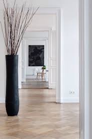 29 Vases Somptueux A Poser Au Sol Pour Decorer Votre Interieur Page 4 Sur 4 Grand Vase Deco Decor De Branche Deco Minimaliste