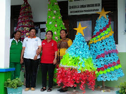 Daripada beli pohon natal atau bikin pohon natal dengan biaya yang mahal, lebih baik manfaatkan tripod yang kamu miliki untuk dijadikan kreasi 19. The Romp Family 20 Ide Pohon Natal Unik Dari Barang Bekas