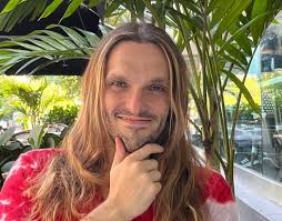 CON FIRMA. "Ni a la derecha ni a la izquierda, a tu lado", por Daniel Enrique  Alonso