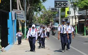 1 berkas permohonan perpanjangan ijin penyelenggaraan sekolah swasta sma kertajaya1. Disdik Tutup Dua Smp Swasta