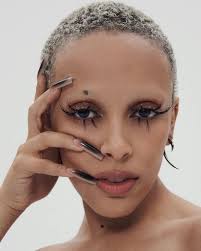 Similarities between female pop singers and dancers